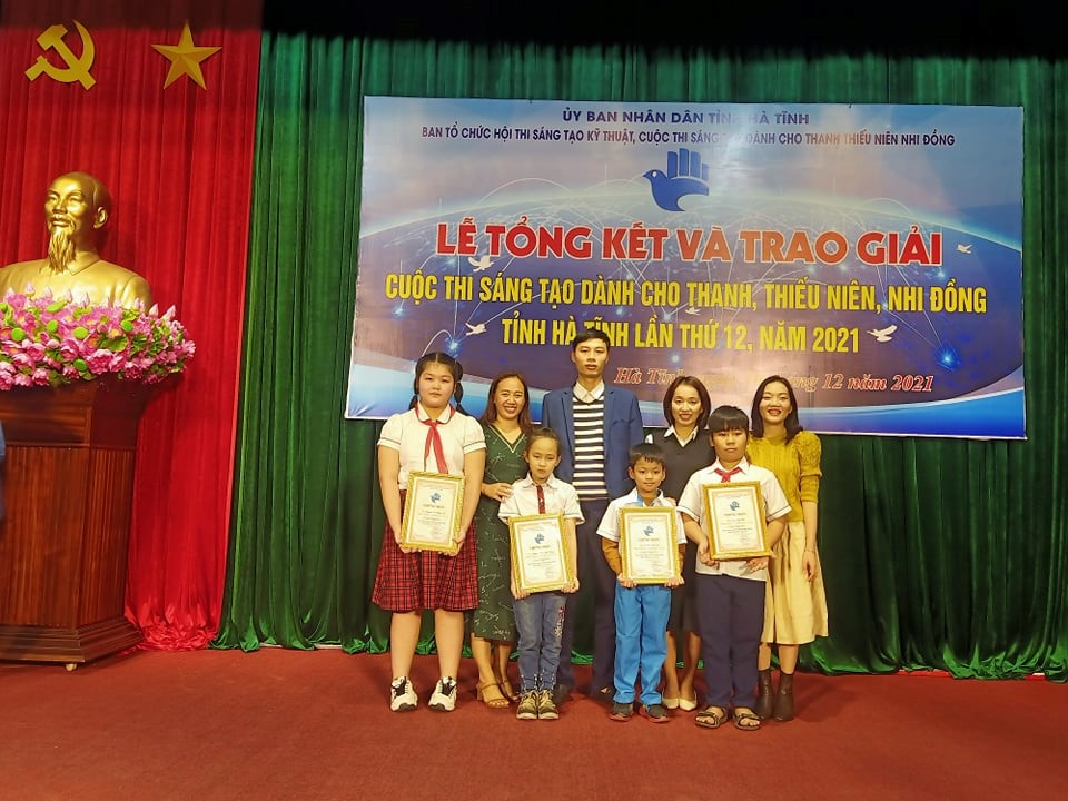 Các em học sinh và GV hướng dẫn