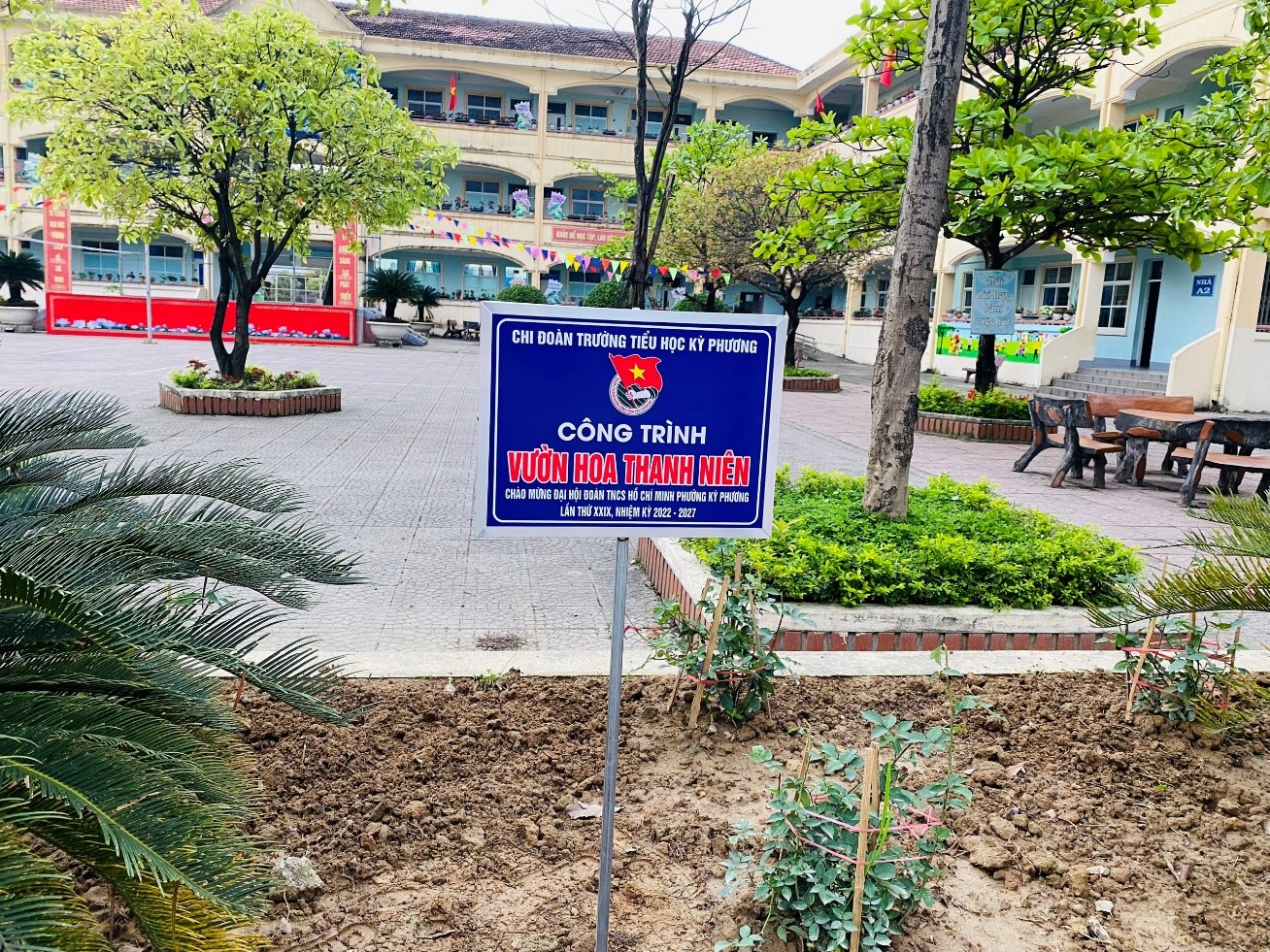 Đoàn trường Tiểu học Kỳ Phương với công trình thanh niên: “Trồng hoa - Hành động vì ngôi trường nhiều sắc màu”