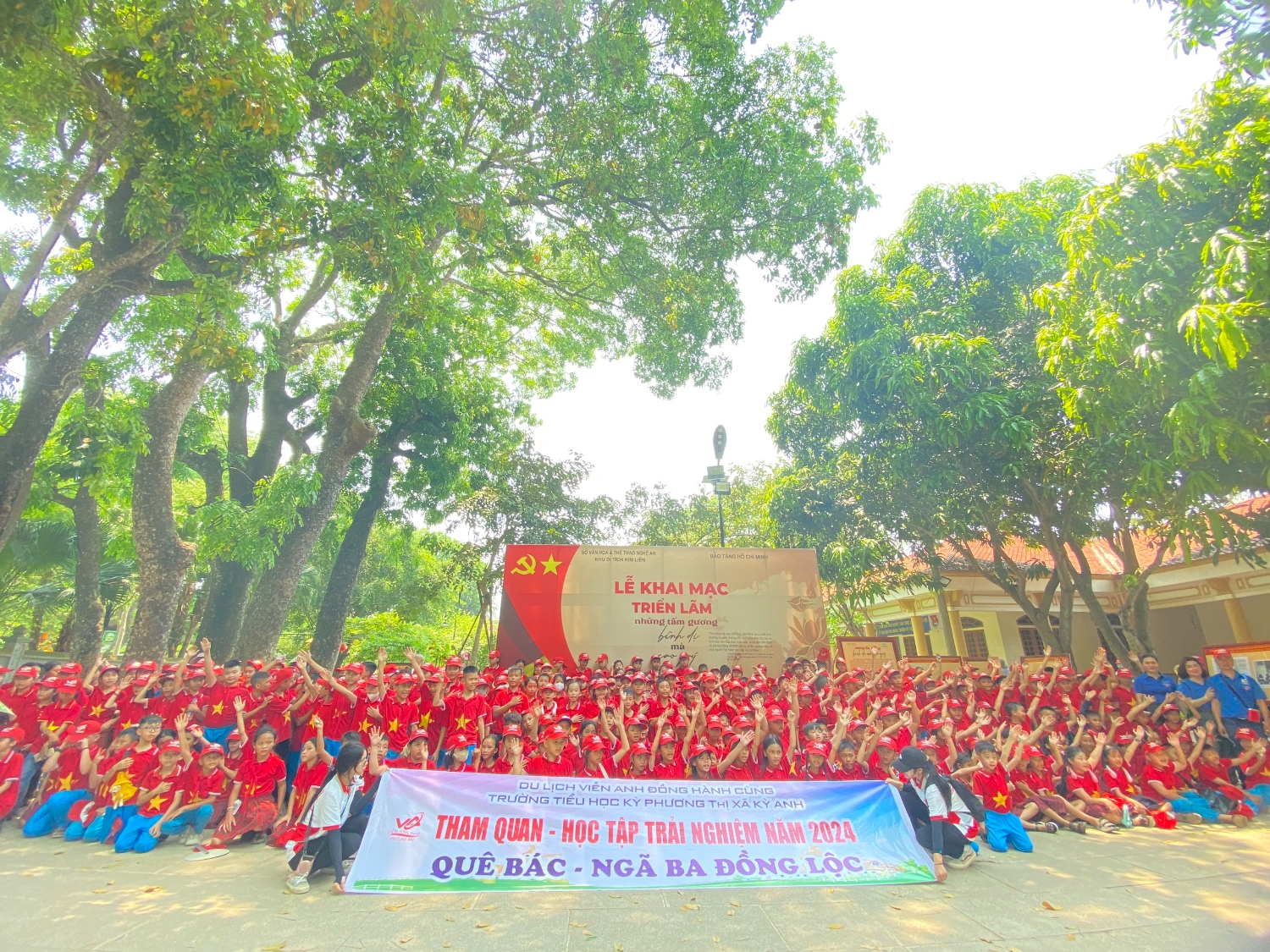 HÀNH TRÌNH VỀ ĐỊA CHỈ ĐỎ CỦA HỌC SINH, GIÁO VIÊN TRƯỜNG TIỂU HỌC KỲ PHƯƠNG NĂM HỌC 2023 - 2024